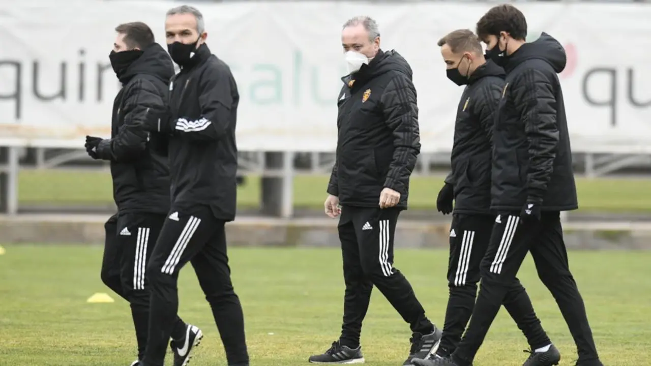 Juan Ignacio Mart&iacute;nez junto a su cuerpo t&eacute;cnico en el entrenamiento previo al partido ante la UD Logro&ntilde;&eacute;s. Foto: Real Zaragoza