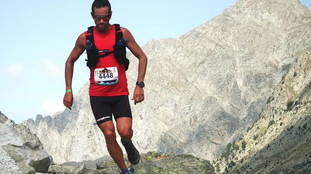 Un corredor, en uno de los tramos del espectacular trail Valle de Tena. Foto: Jorge Garc&iacute;a-Dihinx
