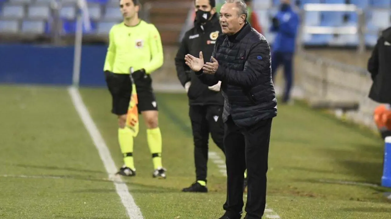 Juan Ignacio Mart&iacute;nez aplaude a sus jugadores desde el &aacute;rea t&eacute;cnica. Foto: Real Zaragoza