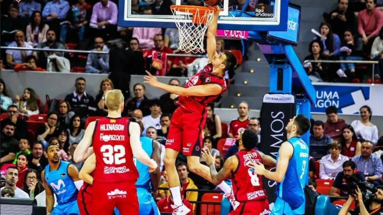 Brussino se cuelga del aro ante Estudiantes la temporada pasada. Foto: Esther Casas/Casademont Zaragoza