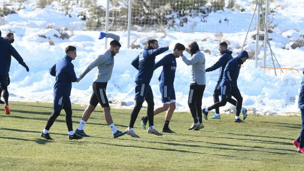 Los jugadores del Real Zaragoza entrenan en la Ciudad Deportiva con la nieve de fondo. Foto: Real Zaragoza