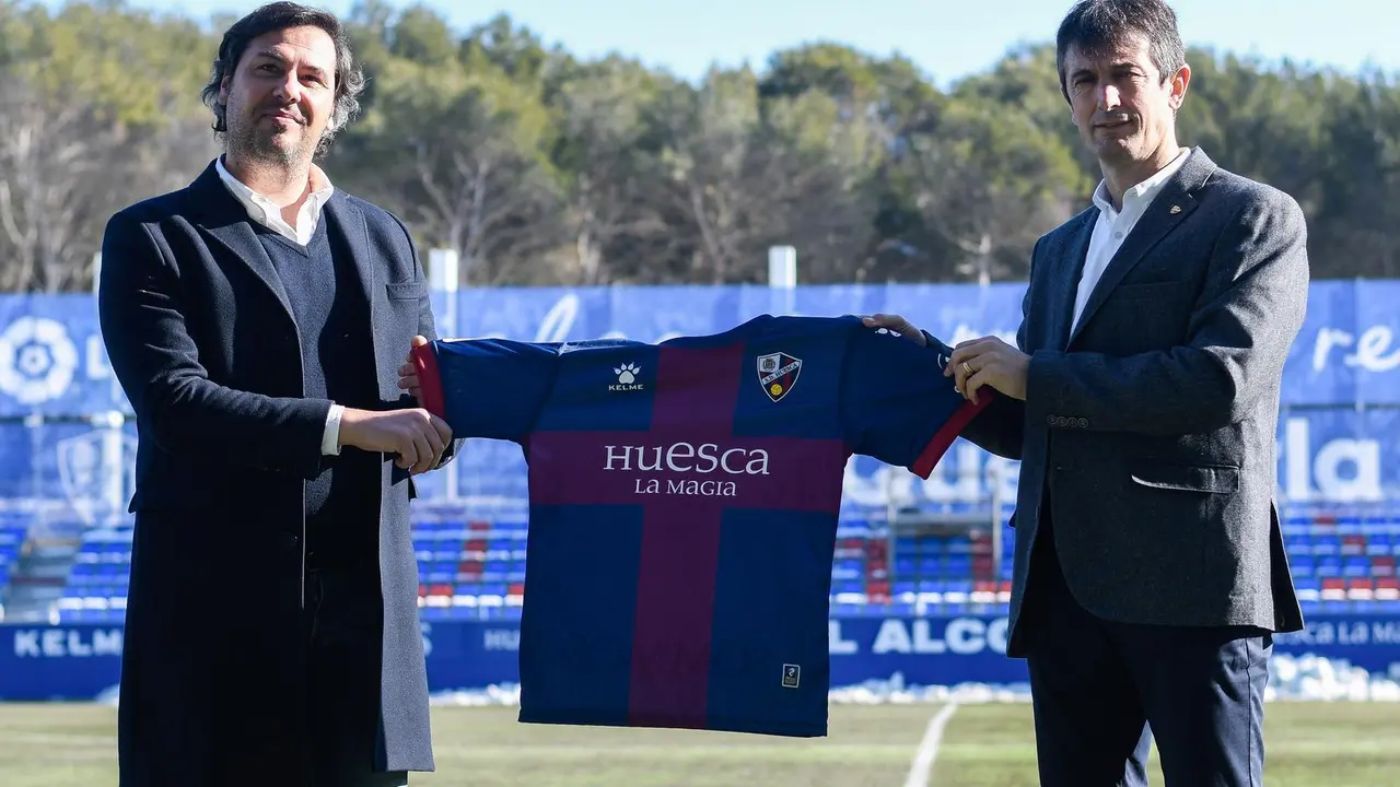 Rub&eacute;n Garc&iacute;a y Pacheta sobre el c&eacute;sped de El Alcoraz. Foto: SD Huesca