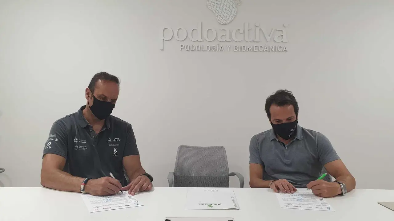 Un momento de la firma que pone en marcha el convenio de colaboraci&oacute;n entre Podoactiva y el CDIA. Foto: Cedida