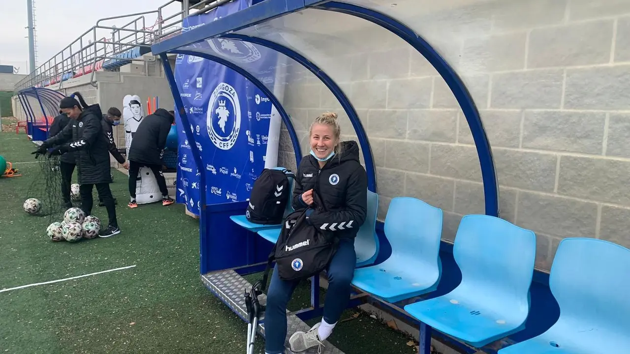 Lana Spitler, en muletas, apoya a sus compa&ntilde;eras en un entrenamiento en el Enrique Porta. Foto. Zaragoza CFF