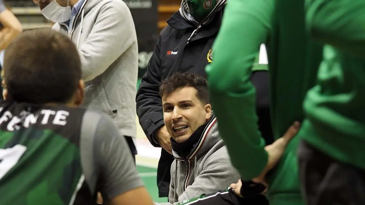David G&oacute;mez, en un tiempo muerto contra Canoe quiere tambi&eacute;n la victoria contra Girona. Foto: C.Pascual