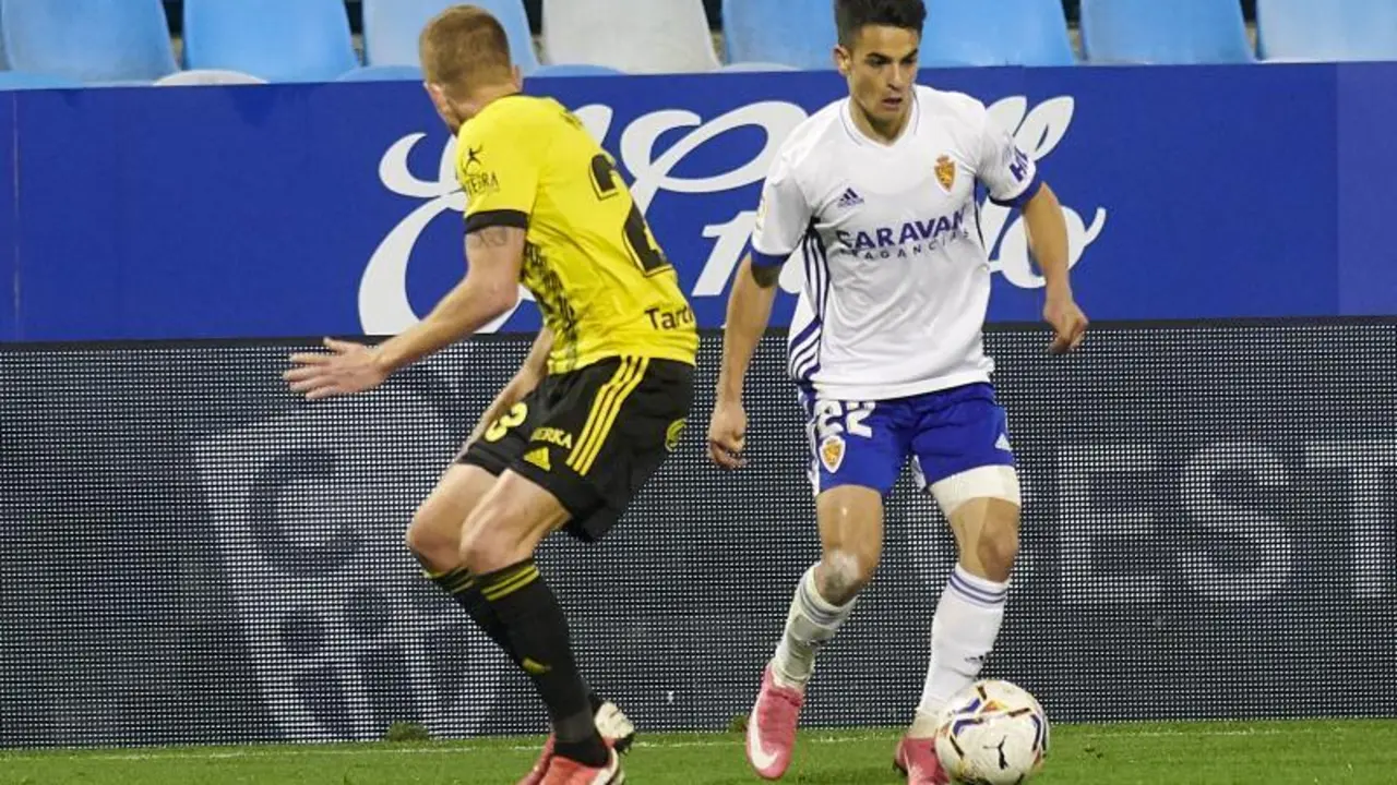 Sergio Bermejo controla un bal&oacute;n ante el Real Oviedo. Foto: Real Zaragoza