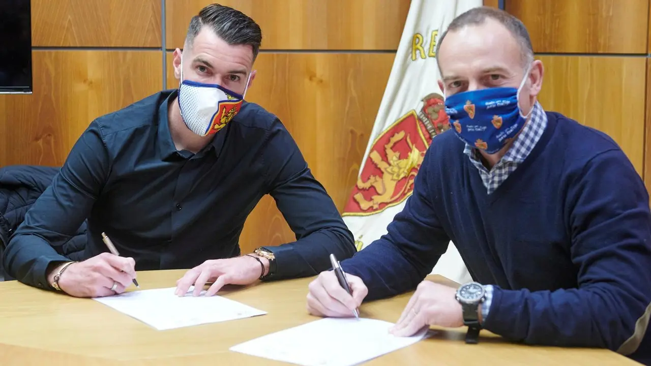 El central Peybernes firma su contrato como zaragocista junto a Crhistian Lapetra. Foto: Tino Gil / Real Zaragoza