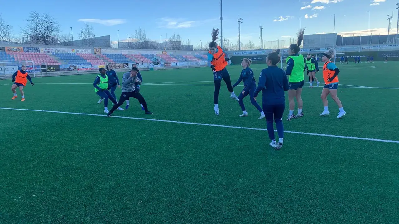 Las jugadoras del Zaragoza CFF en el &uacute;ltimo entrenamiento antes de enfrentarse a la UD Collerense. Foto: Zaragoza CFF