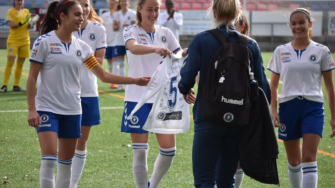Laura Mart&iacute;nez, Nora, Teresa Rey y Carolina entregan a Lana Spitler una camiseta firmada por toda la plantilla. Foto: Zaragoza CFF