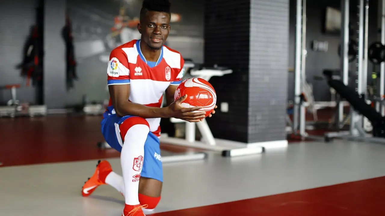 Ramon Azeez en su presentaci&oacute;n como nuevo jugador del Granada CF. Foto: @AzeezRamon12