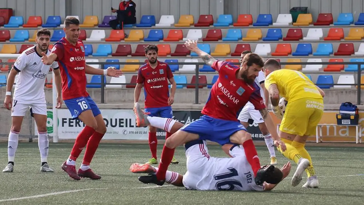 Chus Herrero en una disputa de bal&oacute;n en el partido de la primera vuelta frente a Osasuna Promesas. Foto: S.D. Tarazona/Chico Ramos
