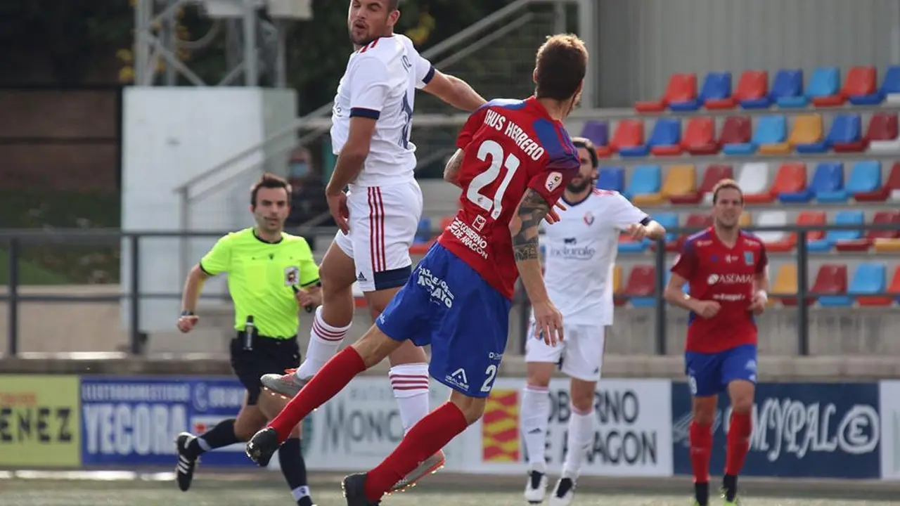 Chus Herrero en un duelo de cabeza por un bal&oacute;n. Foto: S.D. Tarazona/  Chico Ramos