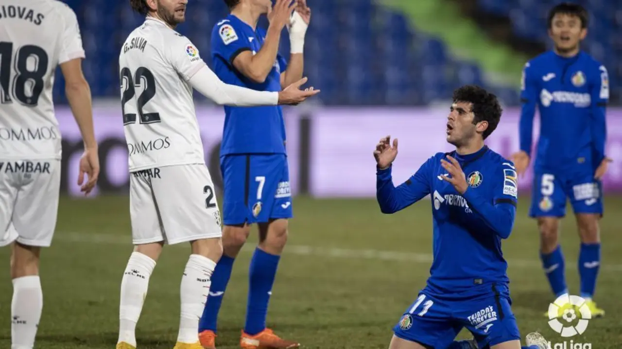 Ale&ntilde;&aacute; lamenta una ocasi&oacute;n ante la SD Huesca. | Foto: LaLiga