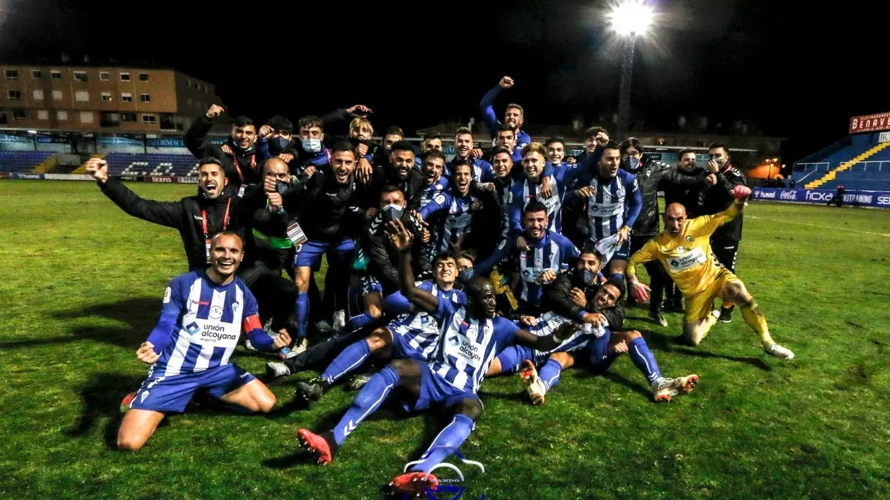 Ram&oacute;n L&oacute;pez (en el centro) celebrando la eliminatoria junto a sus compa&ntilde;eros. | Foto: Alcoyano