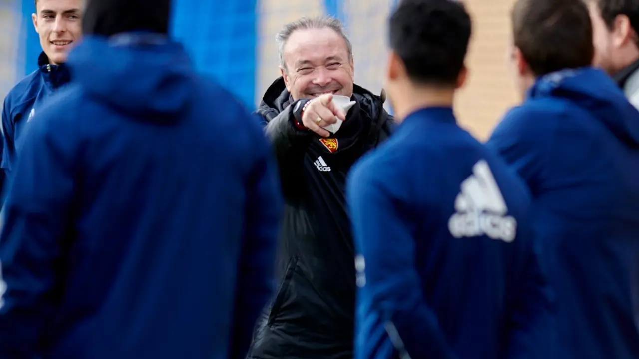 JIM junto a sus jugadores en un entrenamiento en la Ciudad Deportiva. Foto: Real Zaragoza