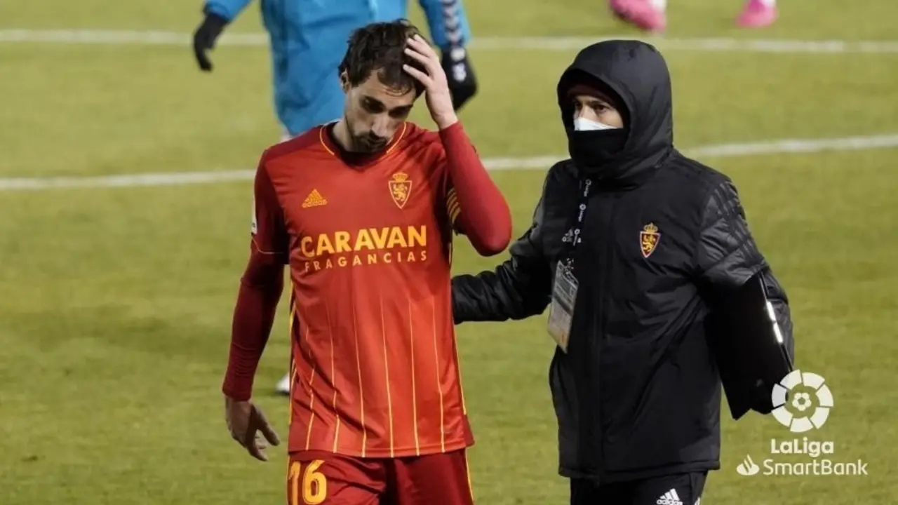 I&ntilde;igo Eguaras al finalizar el encuentro en el Carlos Tartiere. Foto: LaLiga SmartBank