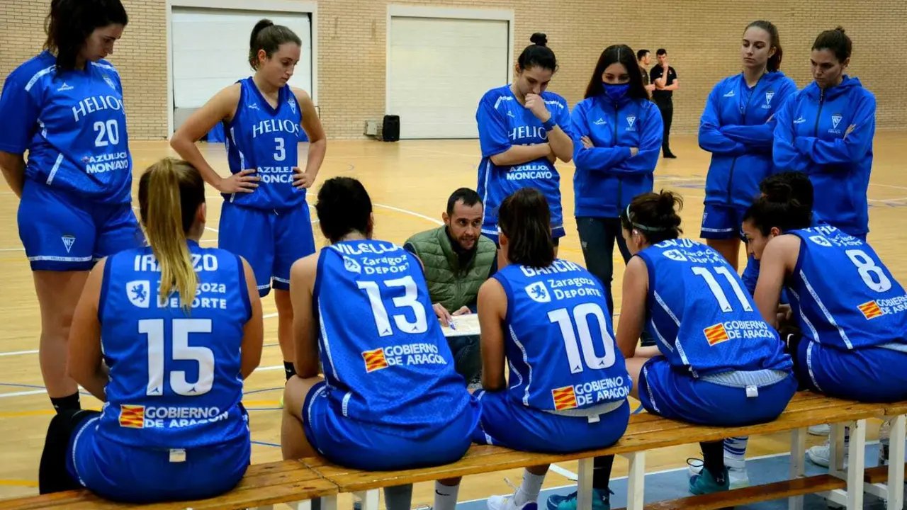 Javier Aladr&eacute;n se dirige a sus jugadoras en un tiempo muerto. Foto: CN Helios Basket