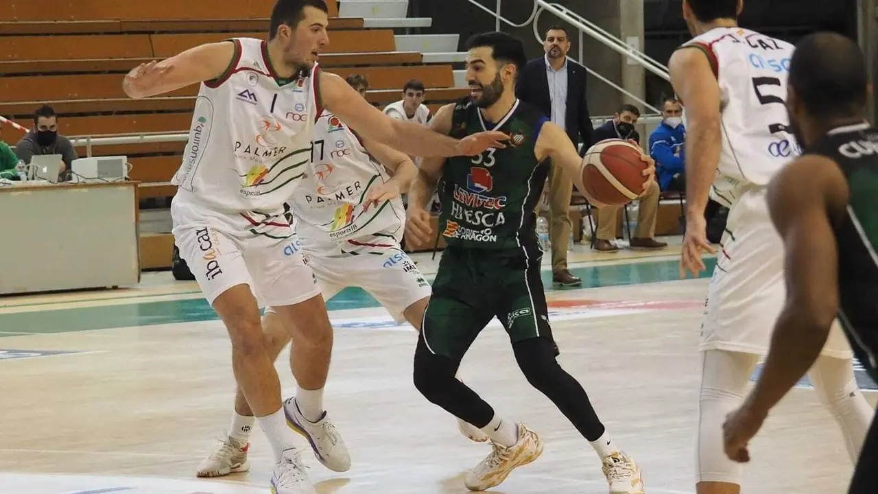 Parex lleva el bal&oacute;n ante la defensa de Palma. Foto: C.Pascual