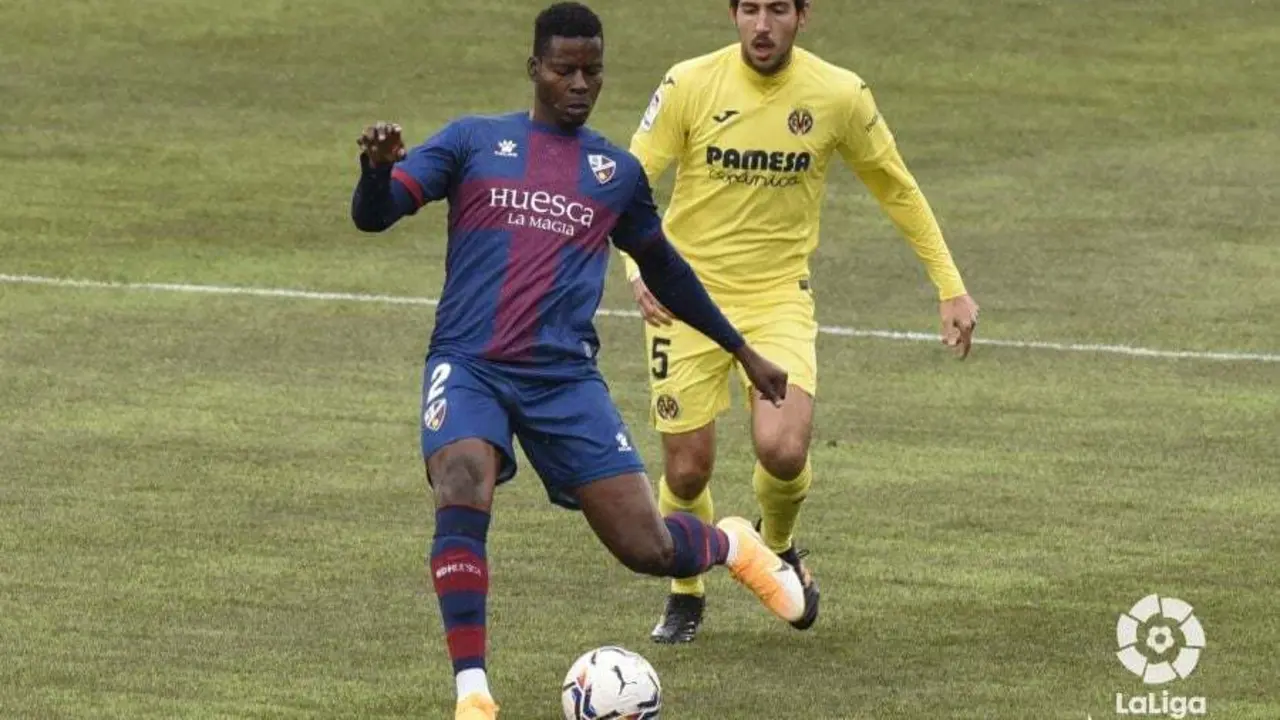 Doumbia controla el bal&oacute;n frente a Parejo en el Huesca - Villarreal. Foto: LaLiga