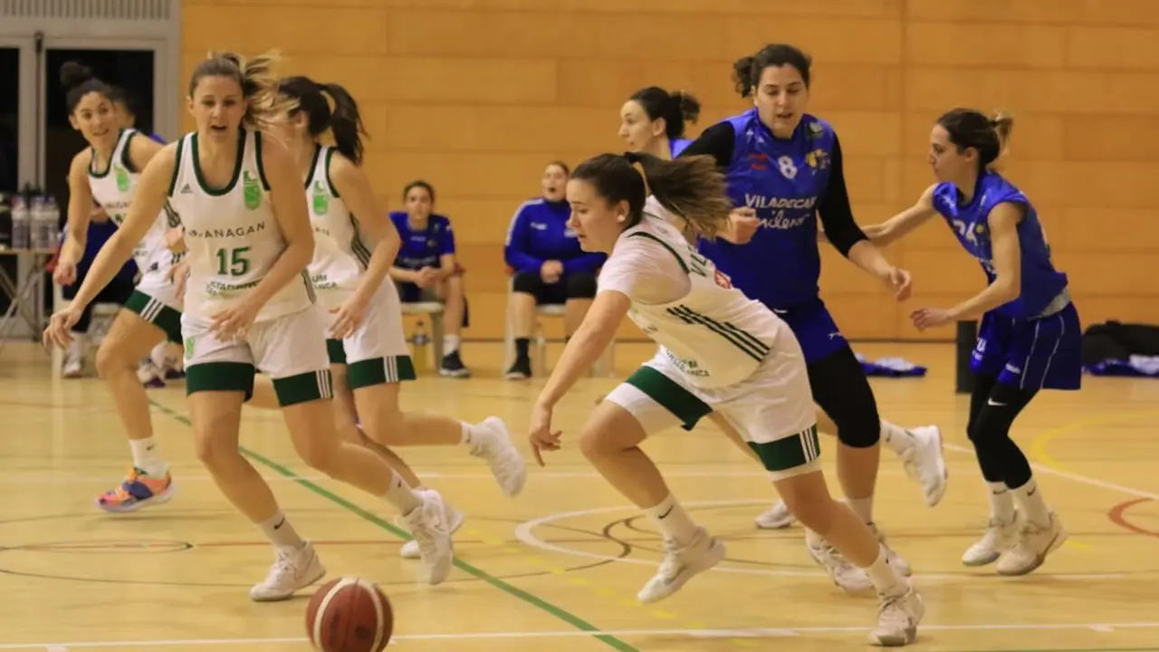 Cristina Villamor lanza un contraataque. Foto: BF Viladecans
