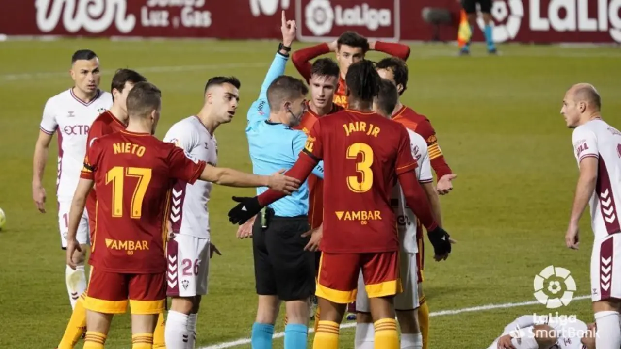 Jair protestando la decisi&oacute;n del colegiado. | Foto: LaLiga