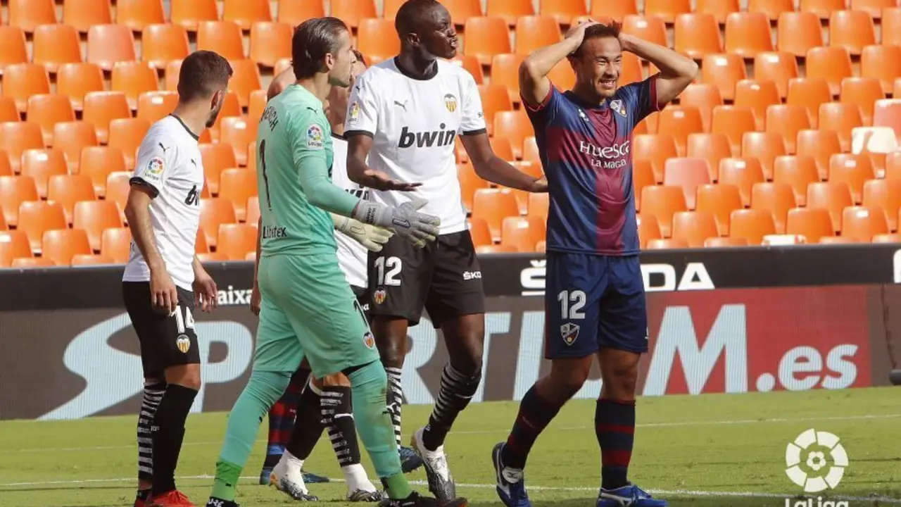 Okazaki lament&aacute;ndose de una oportunidad en Mestalla. | Foto: LaLiga