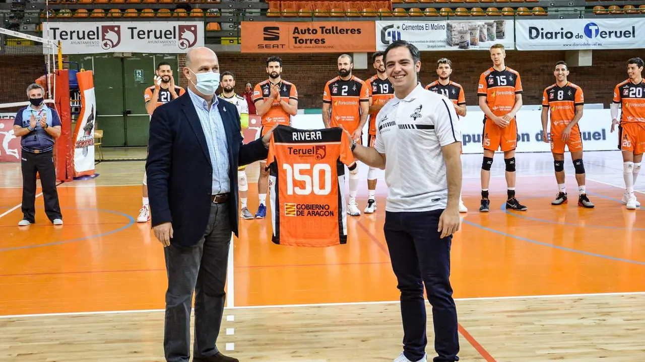 Rivera celebra sus 150 partidos con el CV Teruel. | Foto: CV Teruel