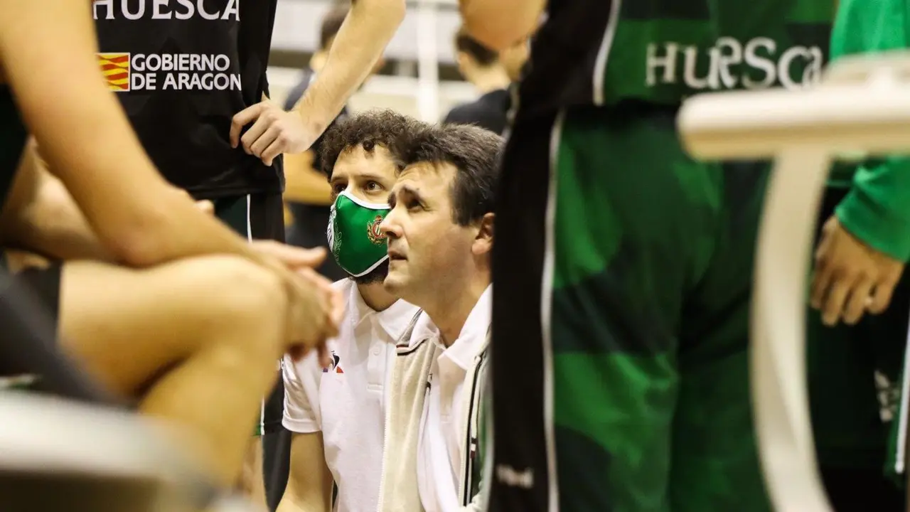 Lanau, en primer plano, en un tiempo muerto del Levitec Huesca, se estrena este viernes como primer entrenador. Foto: CB Pe&ntilde;as