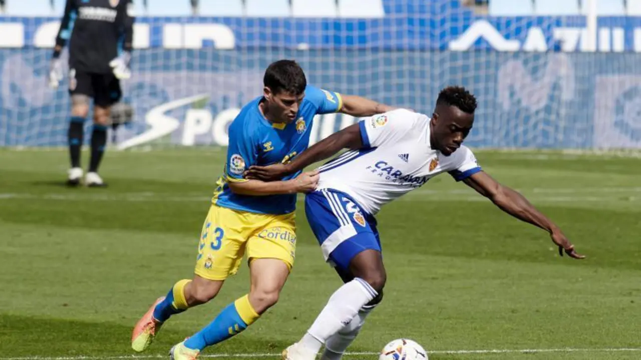 Jannick Buyla pelea un bal&oacute;n en el primer partido de Liga ante la UD Las Palmas. Foto: Tino Gil / Real Zaragoza