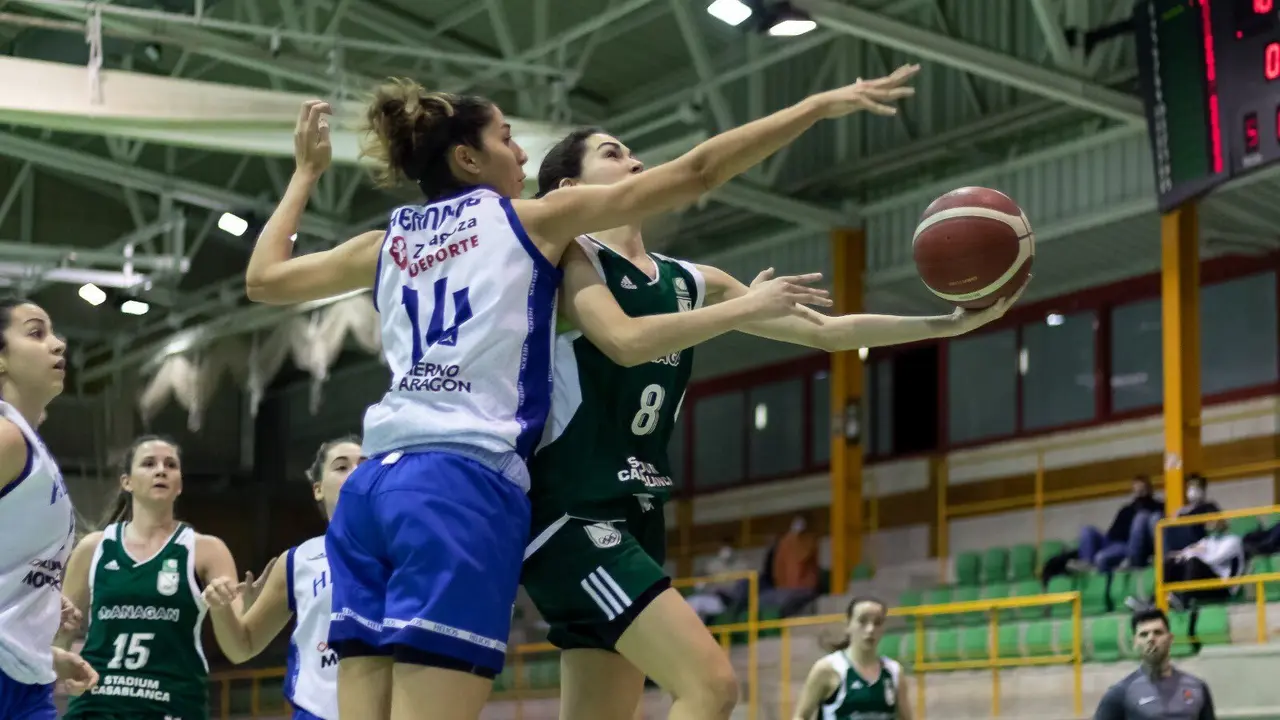 Irene Rubio busca evitar el tap&oacute;n de Ana Hernando. Foto: Stadium Casablanca