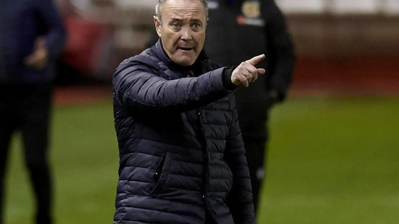 JIM da indicaciones a sus jugadores en el Carlos Belmonte. Foto: Tino Gil / Real Zaragoza