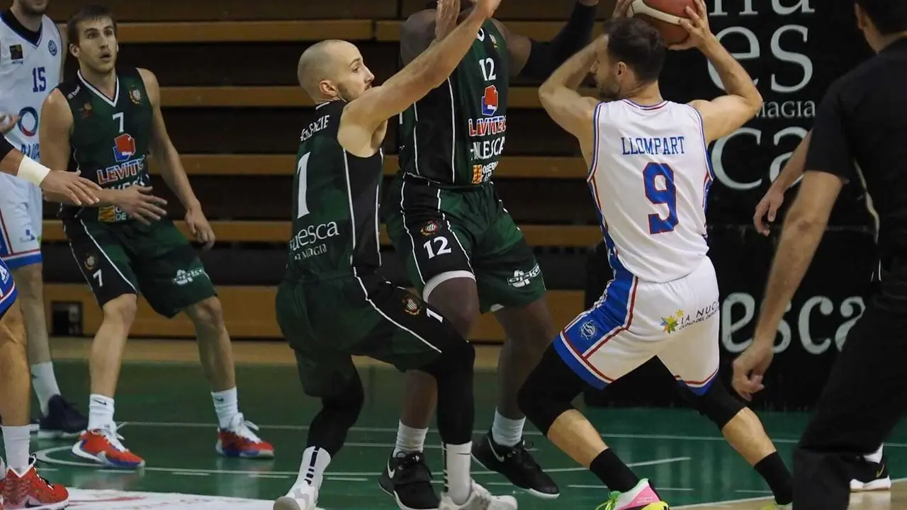 Mackenzie, defendiedo al ex de Basket Zaragoza, Pedro Llompart. Foto: C. Pascual