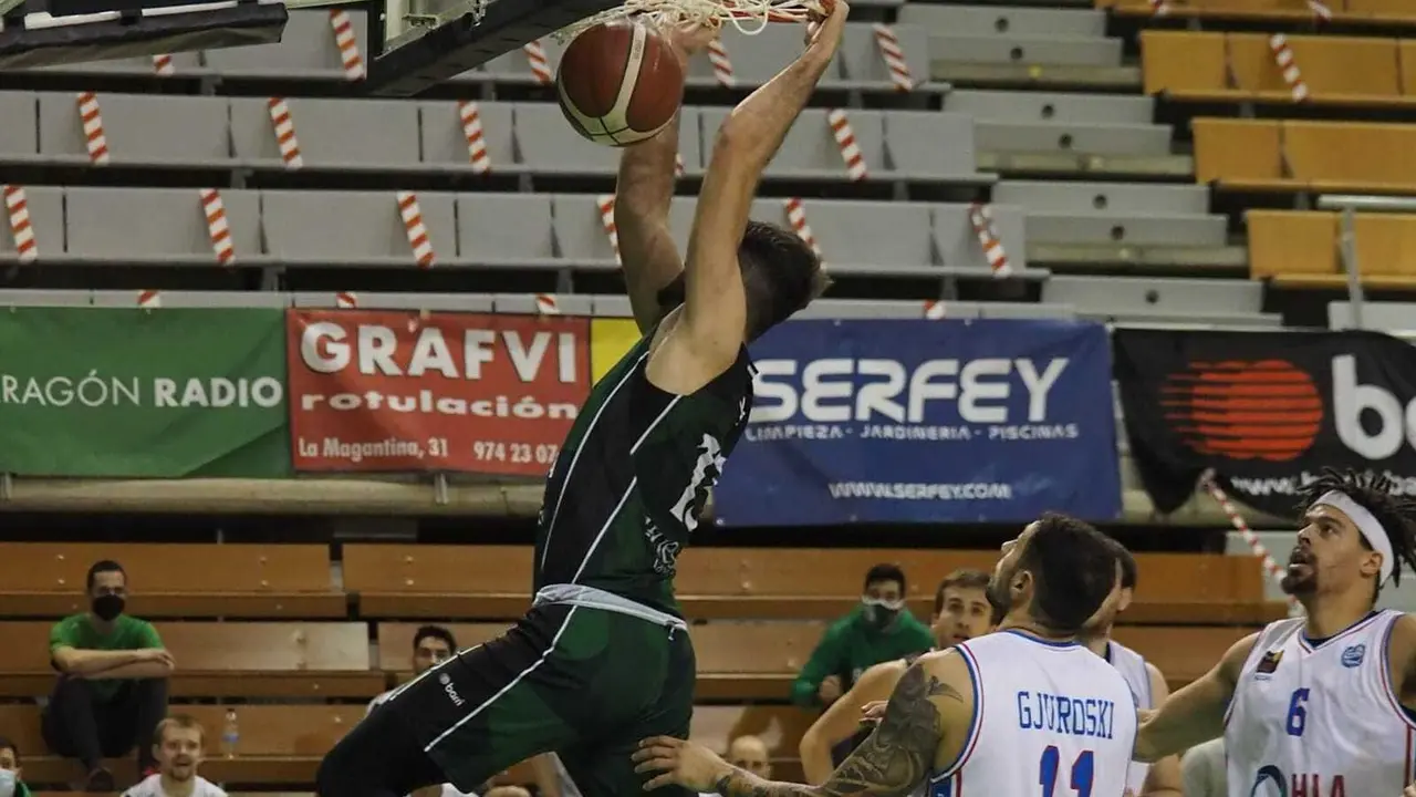 Ram&oacute;n Vil&agrave; se cuelga del aro. Foto: C. Pascual