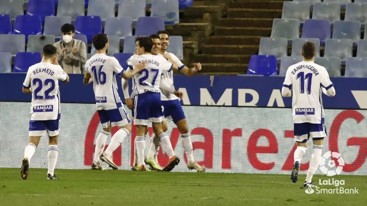 El Real Zaragoza celebra el gol de Narv&aacute;ez. Foto: LFP