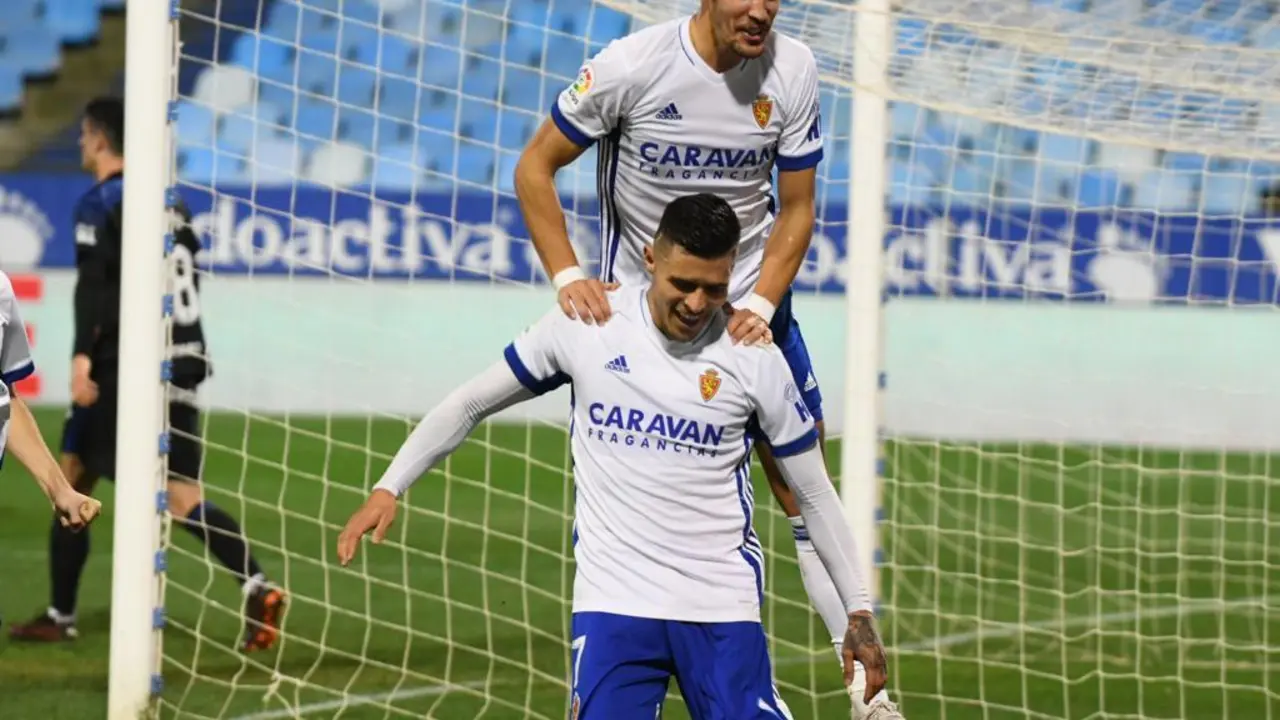 Alegr&iacute;a felicita a Narv&aacute;ez tras su gol. Foto: Real Zaragoza