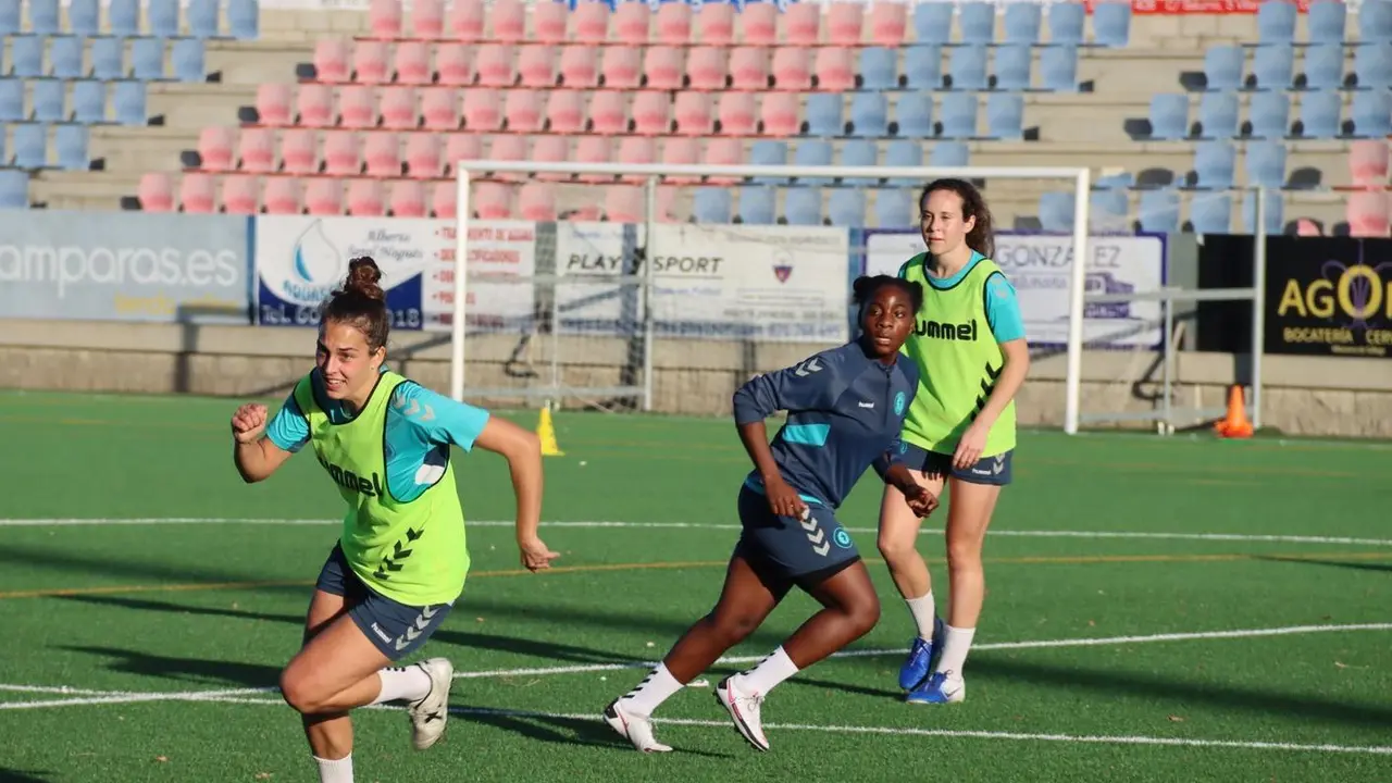 Las jugadoras del Zaragoza CFF contin&uacute;an entrenando en el Enrique Porta a&uacute;n sin tener partido. Foto: Zaragoza CFF