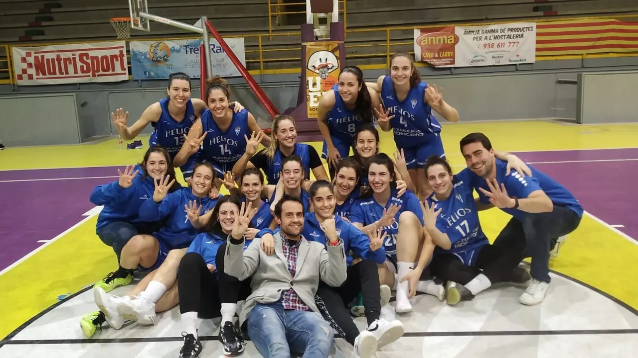 Las jugadoras del Helios celebran el triunfo. Foto: CN Helios Basket