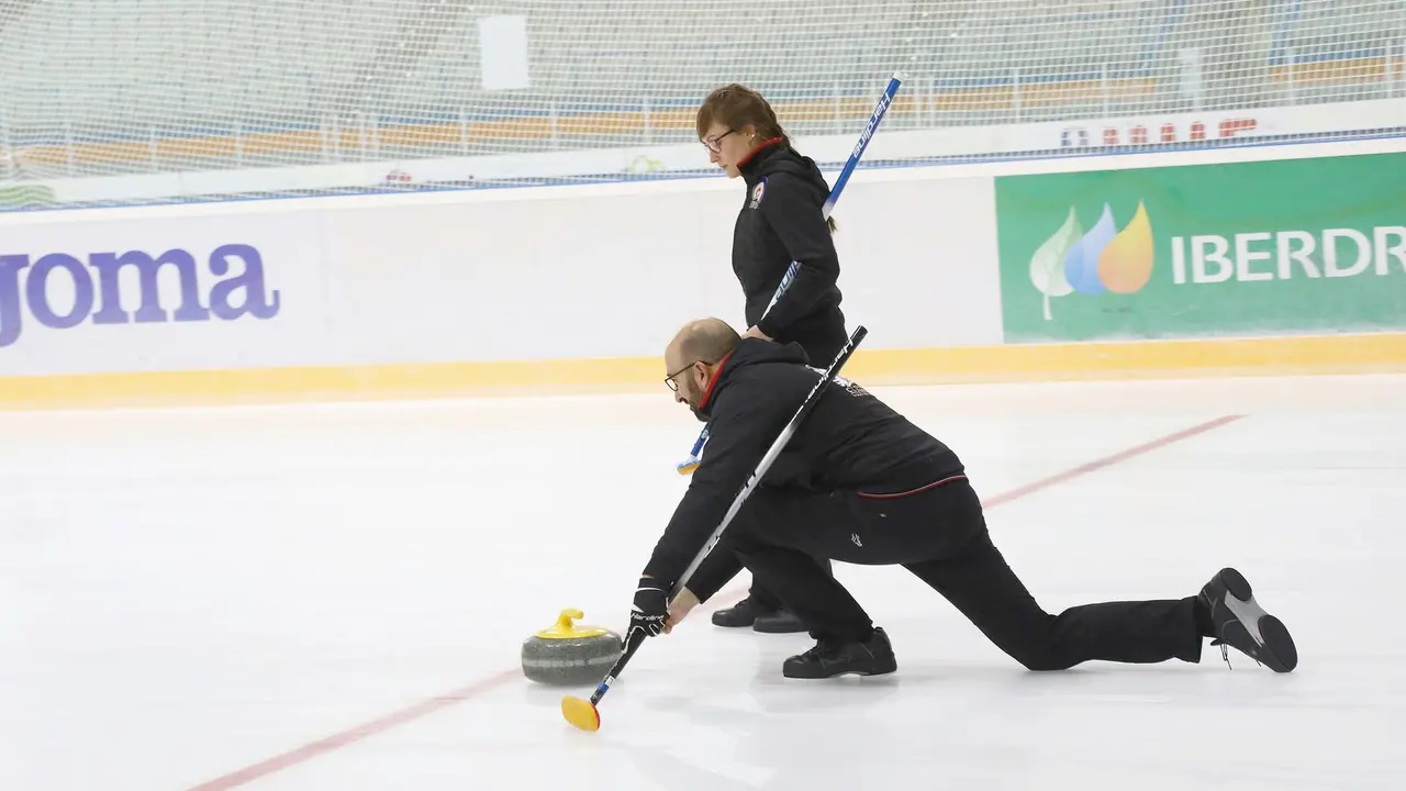 Carmen y Lucas sobre el hielo. | Foto: Miguel Ram&oacute;n Henares