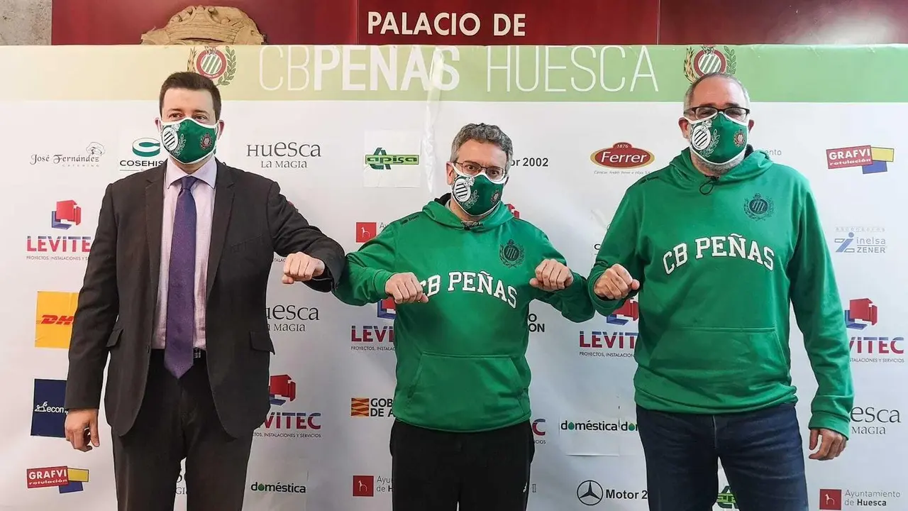 &Oacute;scar Lata, en el centro de la imagen, escoltado por Antonio Or&uacute;s y David Gros. Foto: CB Pe&ntilde;as