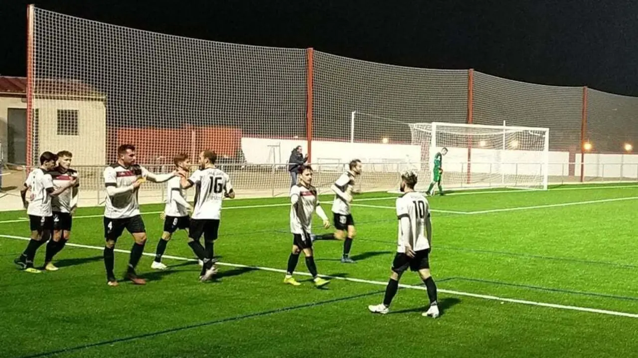 Los turolenses celebrando el gol contra el Cari&ntilde;ena. | Foto: CD Teruel