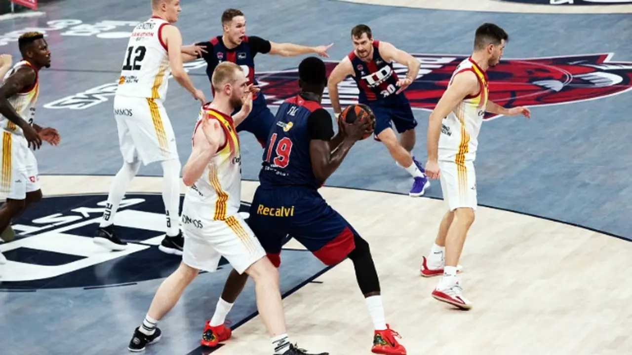 Hlinason, defendiendo a Fall en el duelo del domingo . Foto: Saski Baskonia