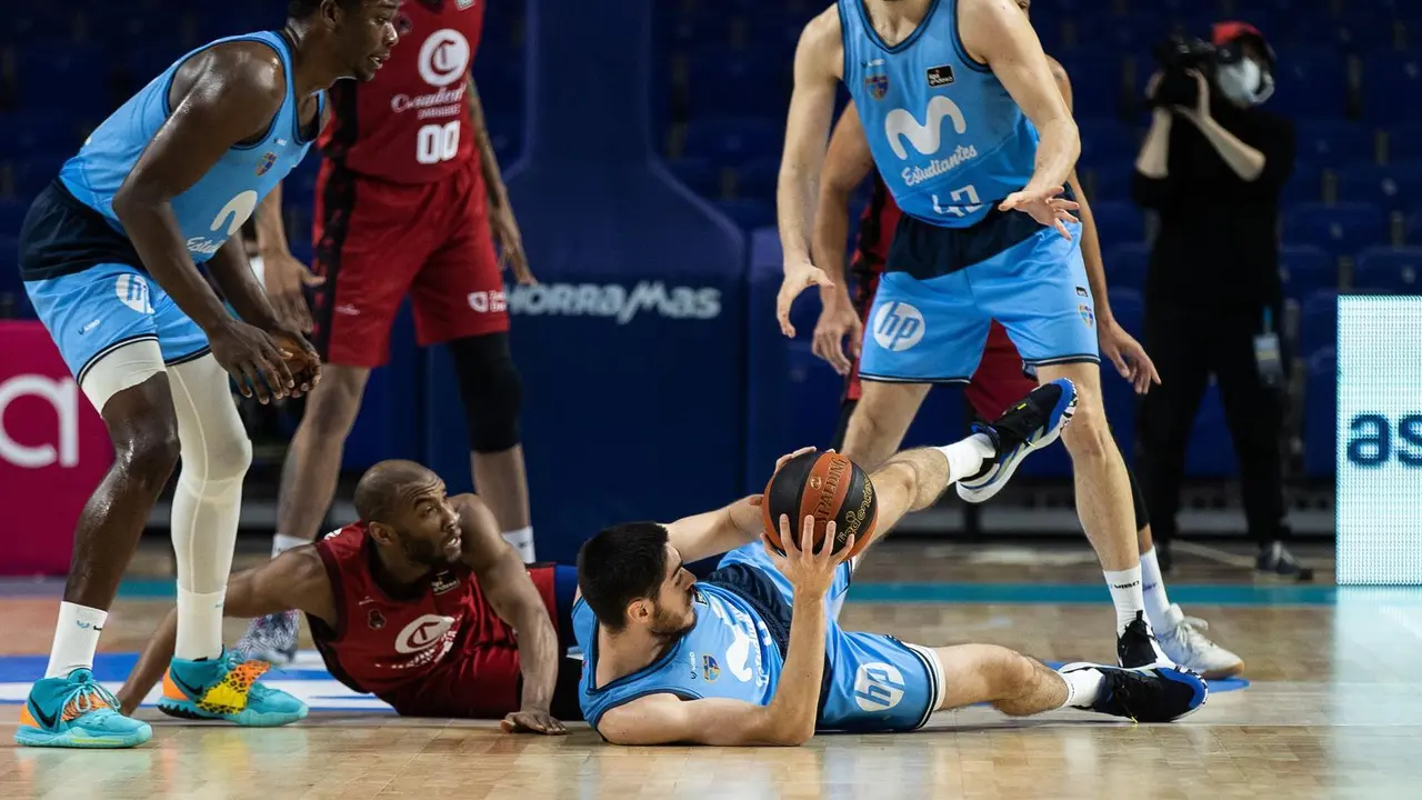 Rasheed Sulaimon pelea un bal&oacute;n desde el suelo. Foto: ACB