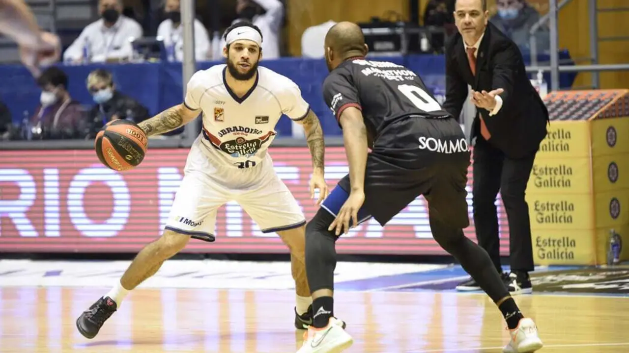 Robertson, defendido por Sulaimon, en el encuentro de ida. Foto: ACB