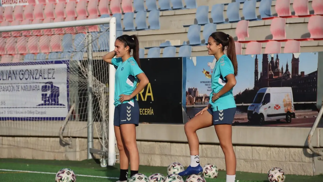 Laura Mart&iacute;nez y Carolina en un entrenamiento en el Enrique Porta. Foto: Zaragoza CFF