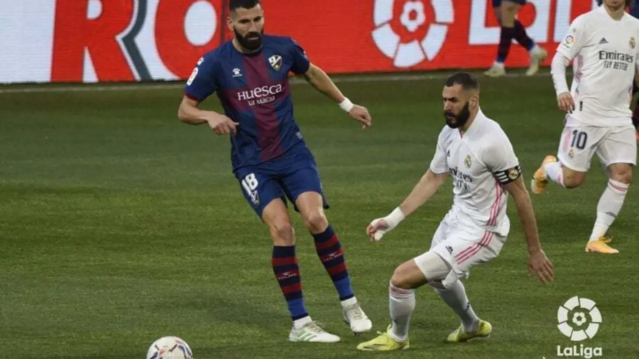 Siovas defendiendo a Benzema el curso pasado | Foto: LFP