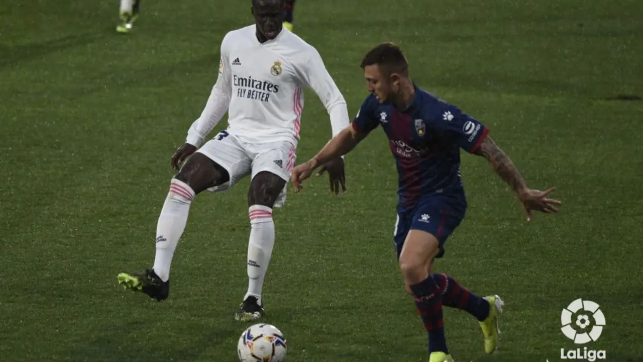 Maffeo vivi&oacute; un intenso duelo con Vinicius. Foto: LaLiga