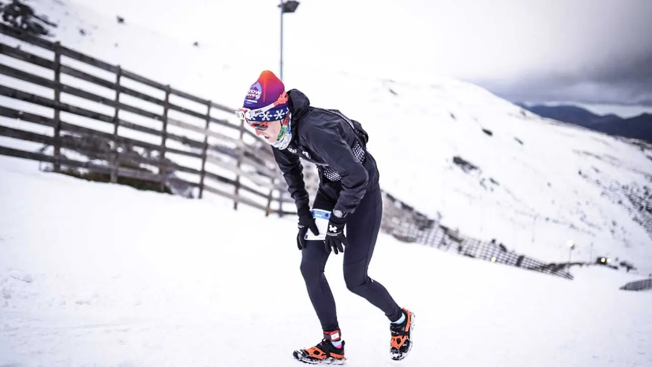 Virginia P&eacute;rez Mesonero, en pleno esfuerzo para proclamarse campeona de Espa&ntilde;a de snowruning. Foto: Jos&eacute; Miguel Mu&ntilde;oz Egea/Trailrun