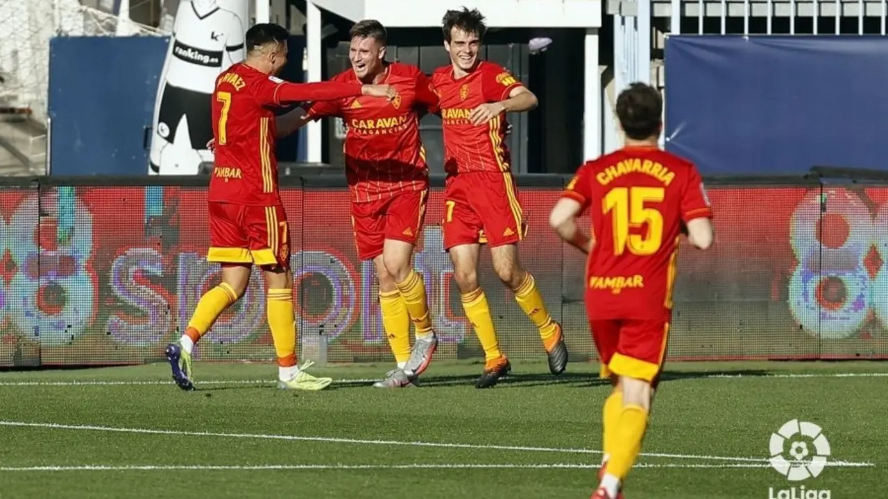 Vigaray celebra el 0-2 junto a Narv&aacute;ez y Francho Serrano. Foto: LaLiga SmartBank