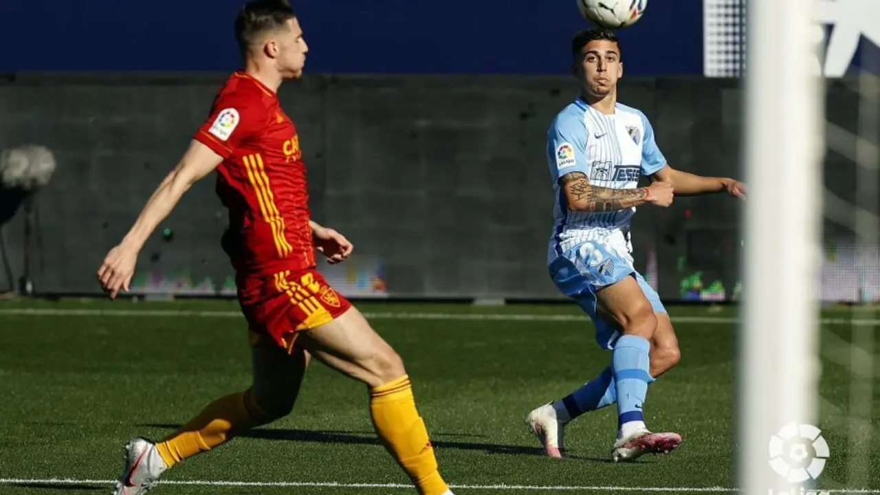 Vigaray ante el esf&eacute;rico en La Rosaleda. Foto: La Liga