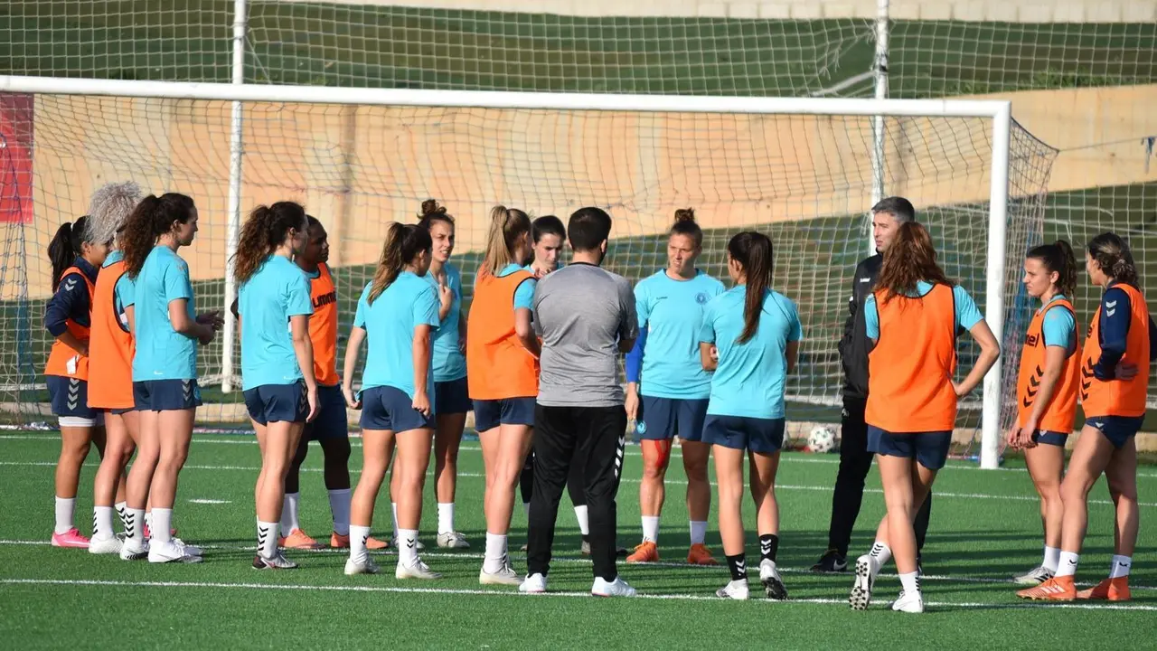 Charla de Nacho Bracero antes de comenzar el entrenamiento en el Enrique Porta. Foto: Zaragoza CFF